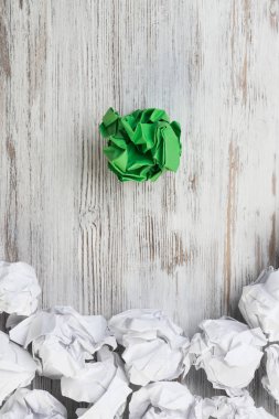 Buruşmuş kağıt toplar. 