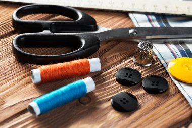 dikiş seti aksesuarları masada 