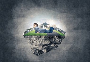 yüzen ada üzerinde yalan çocuk