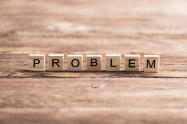 harflerle ahşap öğeleri