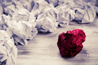 Buruşmuş kağıt toplar. 