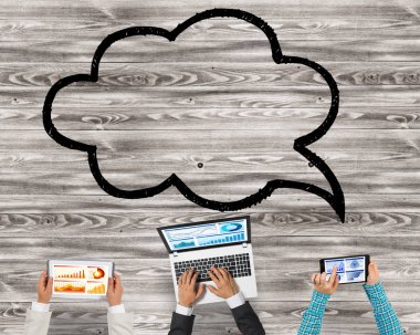 insanlar aygıtlarla birlikte çalışan eller 