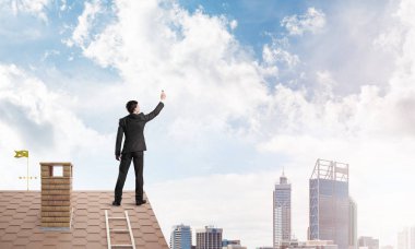 Çatı üzerinde duran genç adam