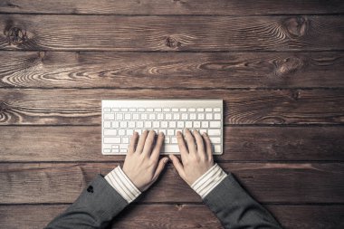 Beyaz klavyede yazarak eller