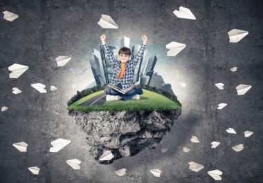 kitap yüzen ada üzerinde oturan çocukla 