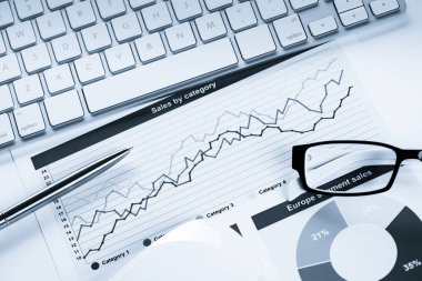 İş işyeri ile klavye ve gözlük  