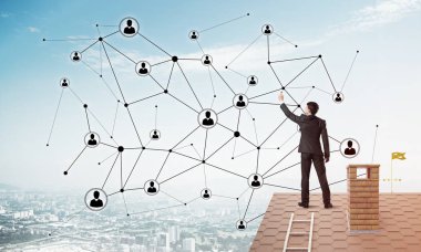 adam çatıda sırt ile ayakta 