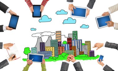 insanlar aygıtlarla birlikte çalışan eller 