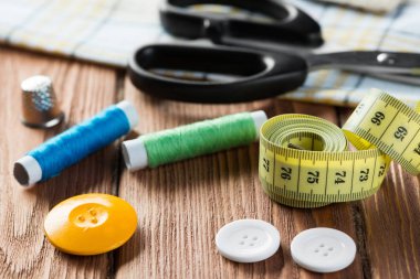 dikiş seti aksesuarları masada 