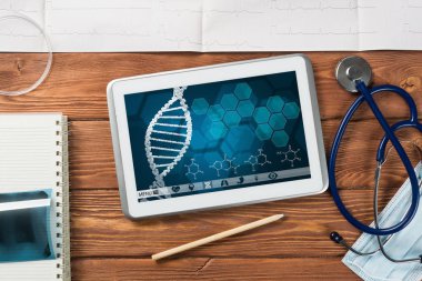 Beyaz tablet pc ve doktor araçları 