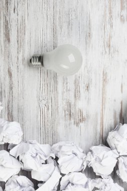 topları buruşuk kağıt ve ampul