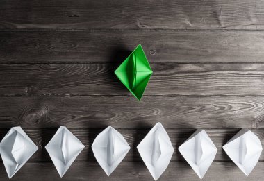 Beyaz ve renkli kağıt tekneler ahşap masa üzerinde