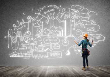 Kask içinde mühendis kadın arkadan görünüm 