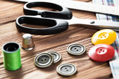 dikiş seti aksesuarları masada 