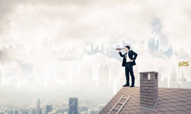 işadamı Çatının kenarında elbiseli