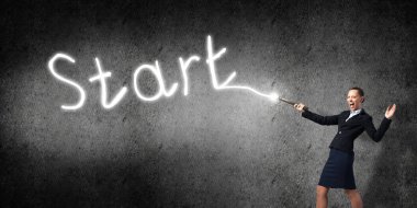 Kadın el feneri ile