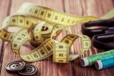 dikiş seti aksesuarları masada 