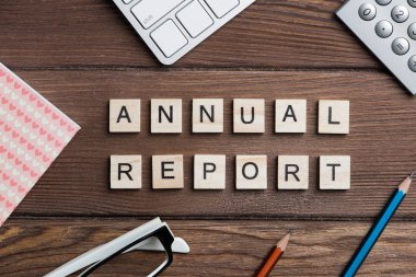 ahşap oyun blokları ile toplanan kelime