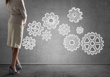  iş kadını ve duvara çizilen vites mekanizması