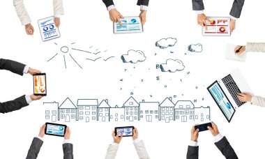 insanlar aygıtlarla birlikte çalışan eller 