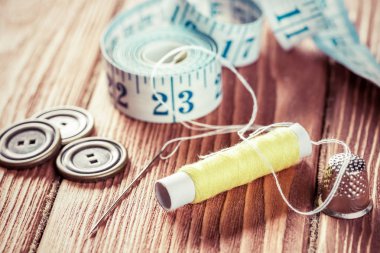 dikiş seti aksesuarları masada 