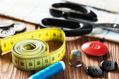 dikiş seti aksesuarları masada 