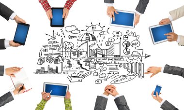 insanlar aygıtlarla birlikte çalışan eller 