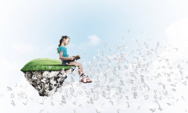 yüzen ada üzerinde kitap okuma kız 