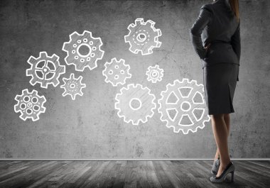  iş kadını ve duvara çizilen vites mekanizması