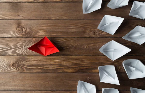 Beyaz ve renkli kağıt tekneler ahşap masa üzerinde