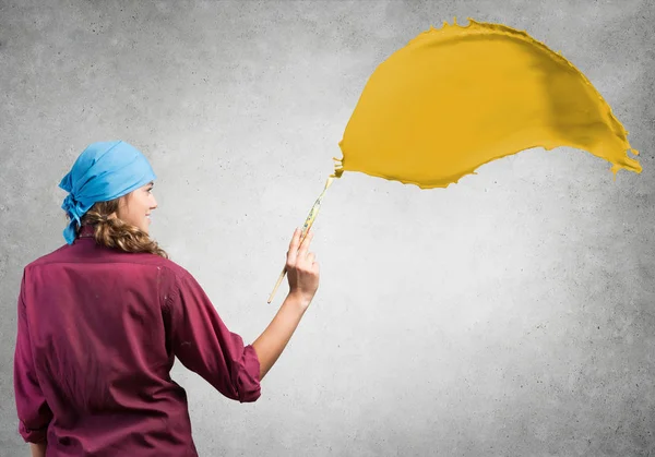 Artista mujer con pincel — Foto de Stock