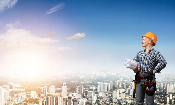 Ingeniera mujer con plano — Foto de Stock