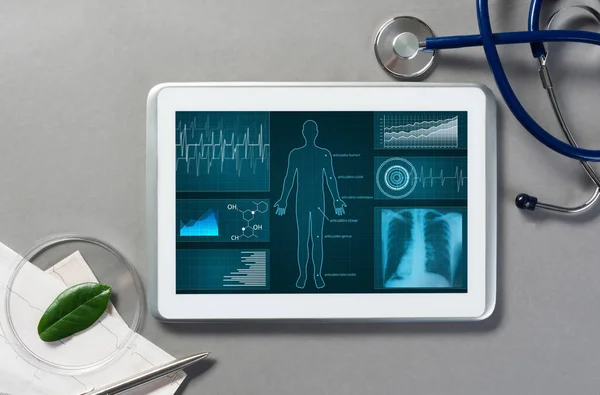 Tablet PC y herramientas médicas — Foto de Stock