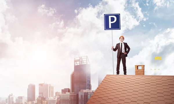 Jovem empresário com sinal de estacionamento — Fotografia de Stock