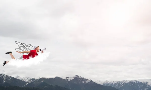 Joven volando en el cielo —  Fotos de Stock