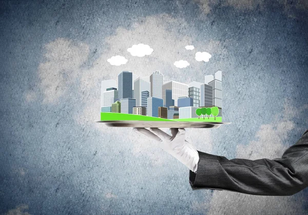 Şehir modeli ile tepsi tutan el 