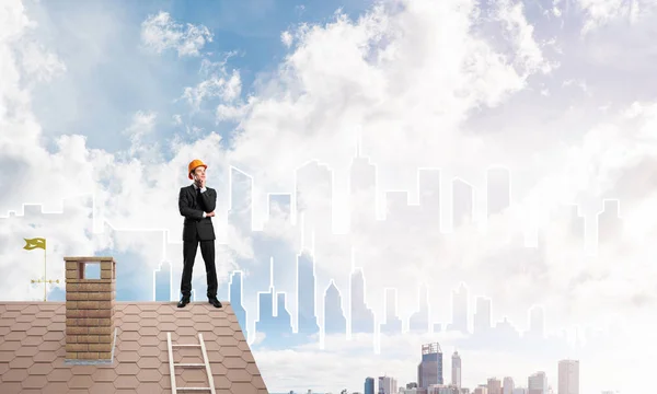 Ingenjör som stående på taket — Stockfoto