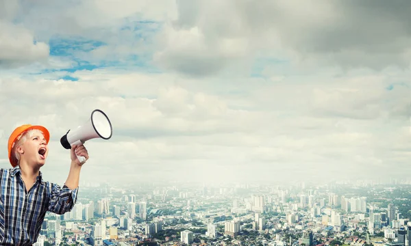 Ingeniera mujer con megáfono — Foto de Stock