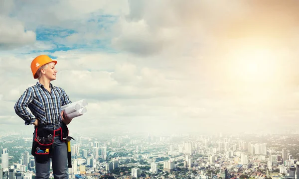 Ingeniera mujer con plano — Foto de Stock