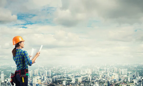 Ingeniera mujer con plano — Foto de Stock