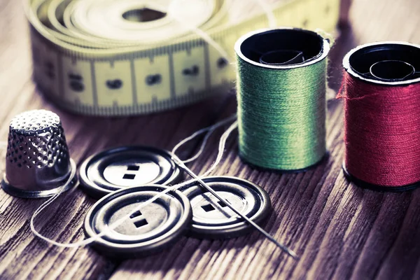 dikiş seti aksesuarları masada 