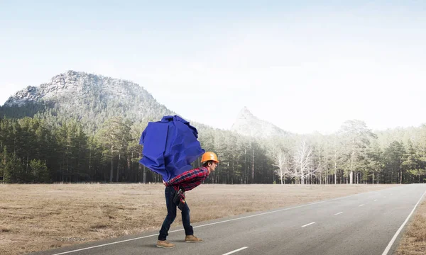 Homme portant une boule de papier — Photo