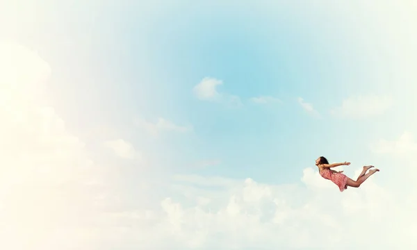 Mujer volando en el cielo — Foto de Stock