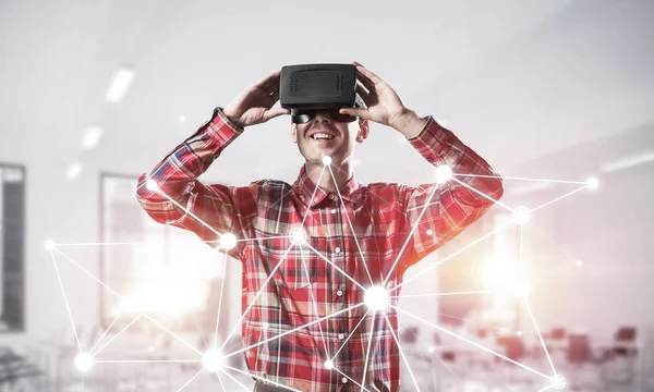 Homme avec casque de réalité virtuelle — Photo