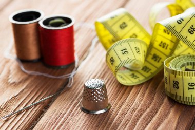 dikiş seti aksesuarları masada 