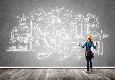 Kask içinde mühendis kadın arkadan görünüm 