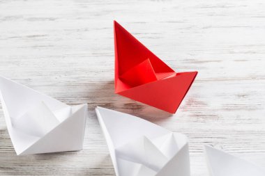 Beyaz ve renkli kağıt tekneler ahşap masa üzerinde