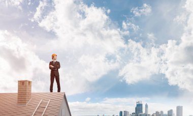 Çatıda duran mühendisi