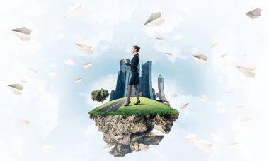 Yeşil yüzen ada üzerinde duran işkadını