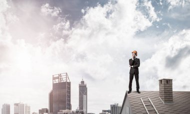 Çatıda duran mühendisi